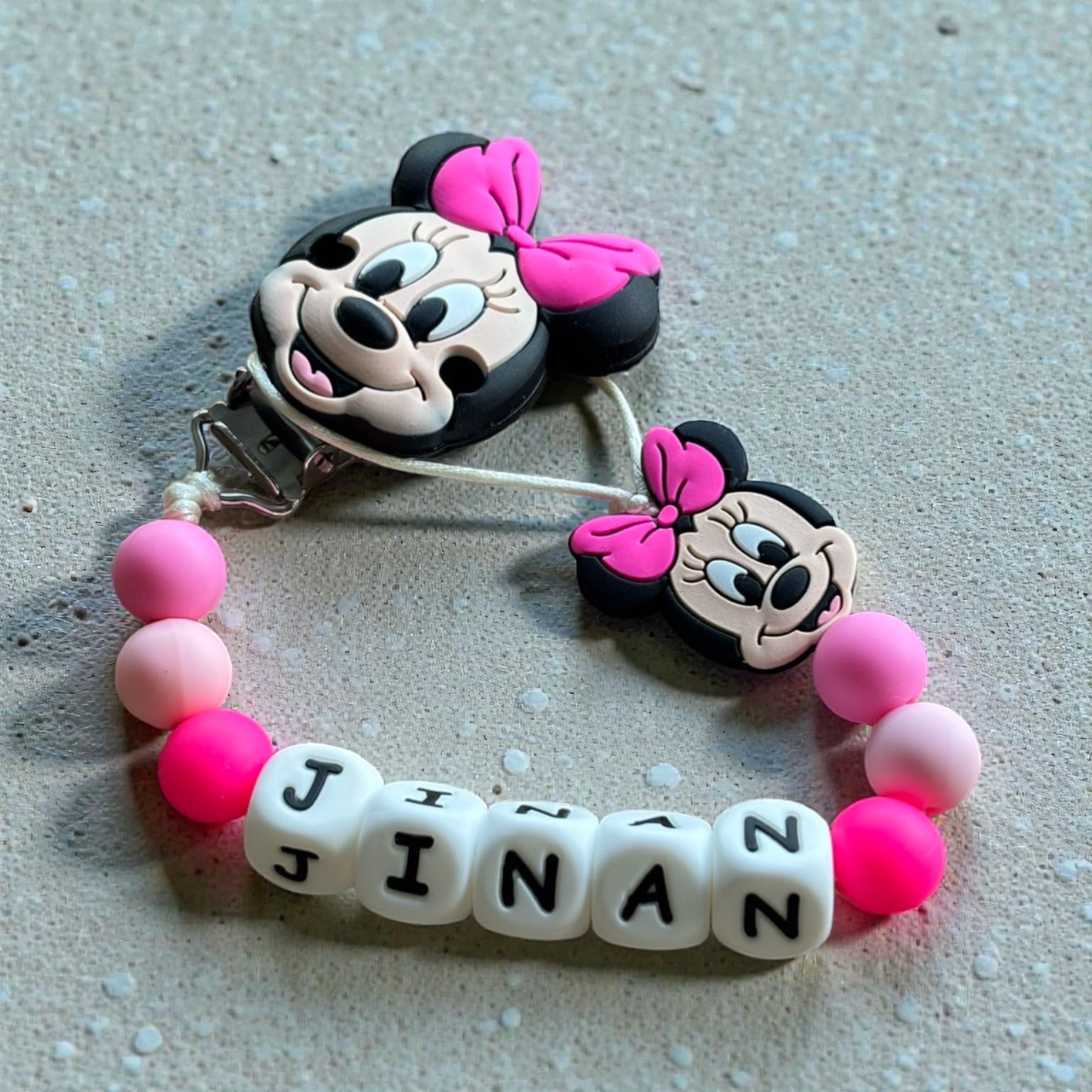 Petite souris avec noeud