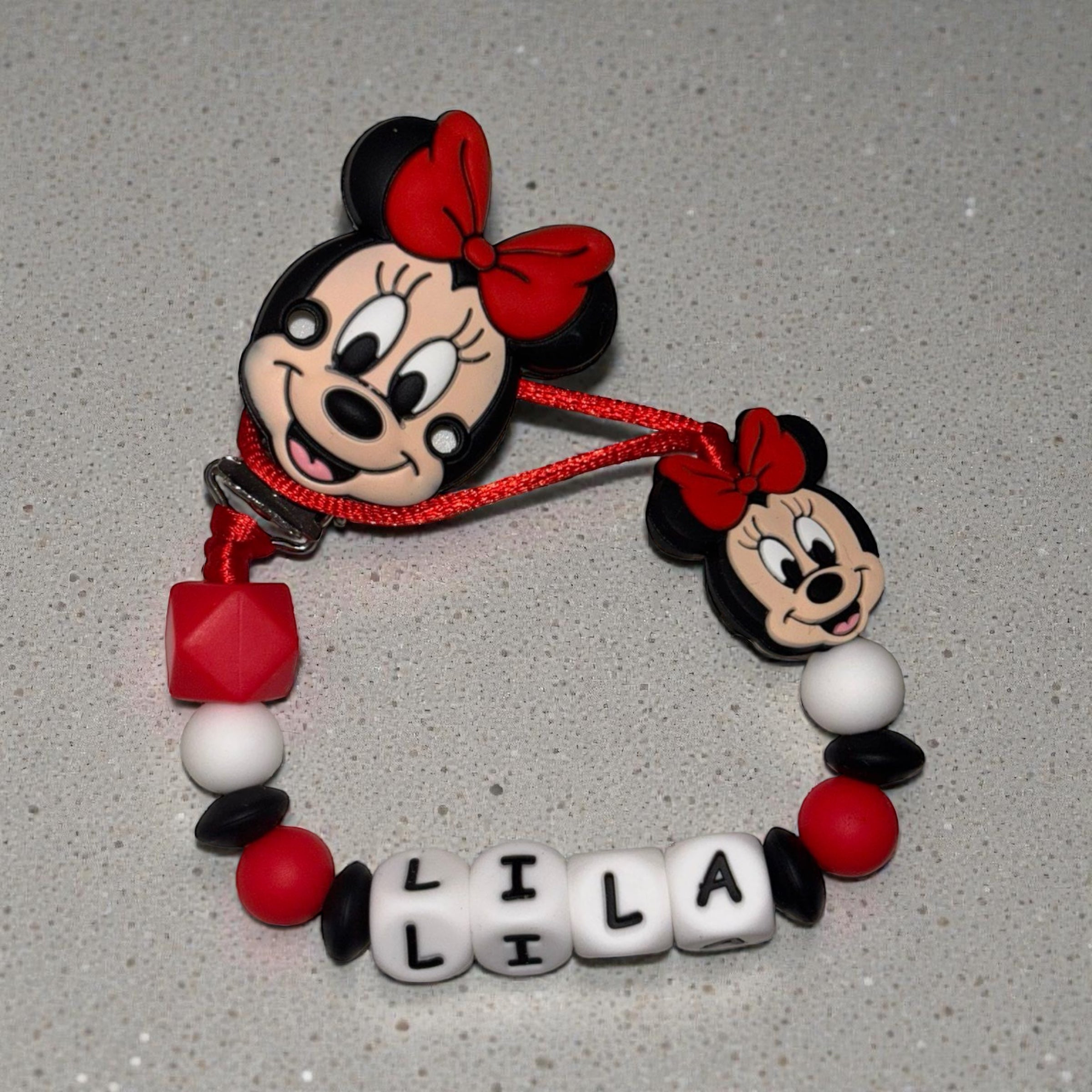 Petite souris avec noeud